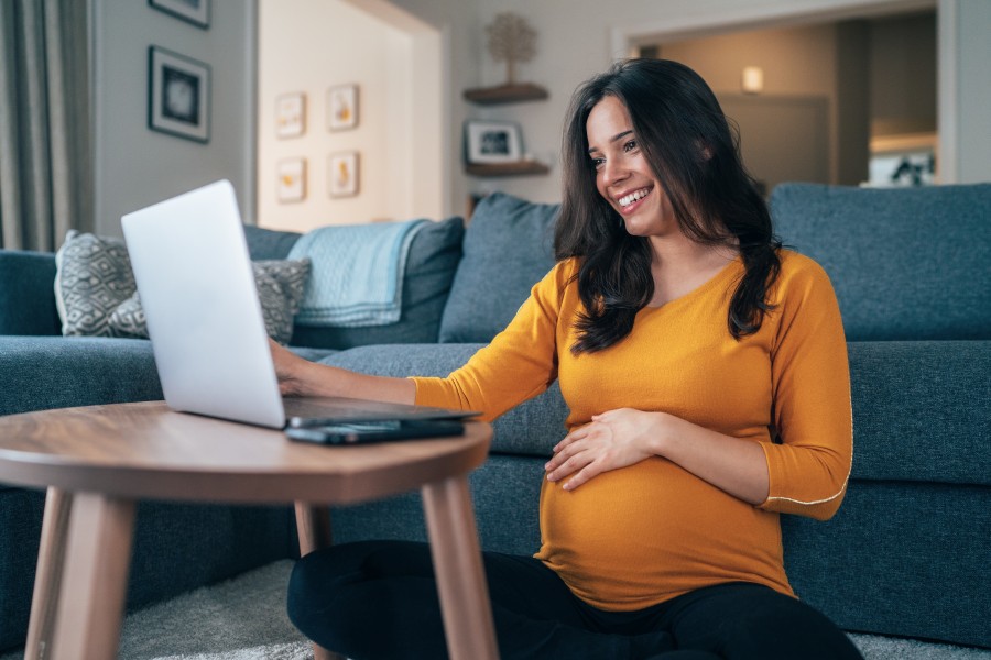 gettyimages-1250131930 Pregnant woman with laptop